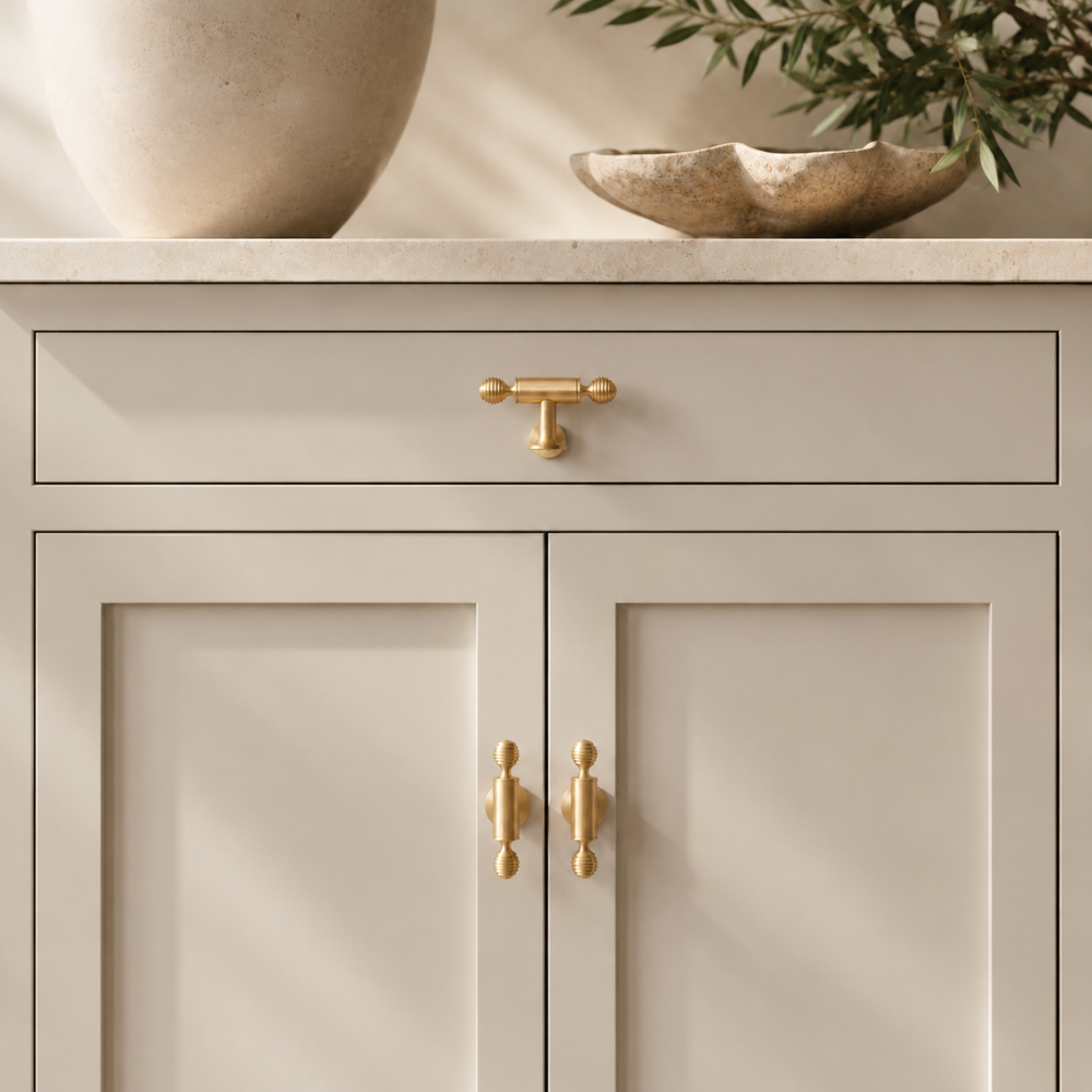 Helles Sideboard mit T-Knopf und Rillenknöpfen in Messingoptik