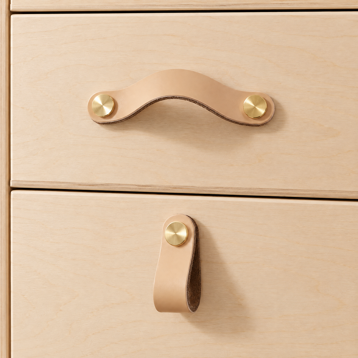 Möbelgriffe in Lederoptik in Beige, Griff mit zwei Löchern und Einlochgriff an einer Schublade