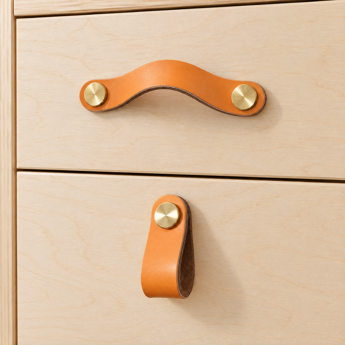 Möbelgriffe in Lederoptik in Hellorange, Griff mit zwei Löchern und Einlochgriff an einer Schublade