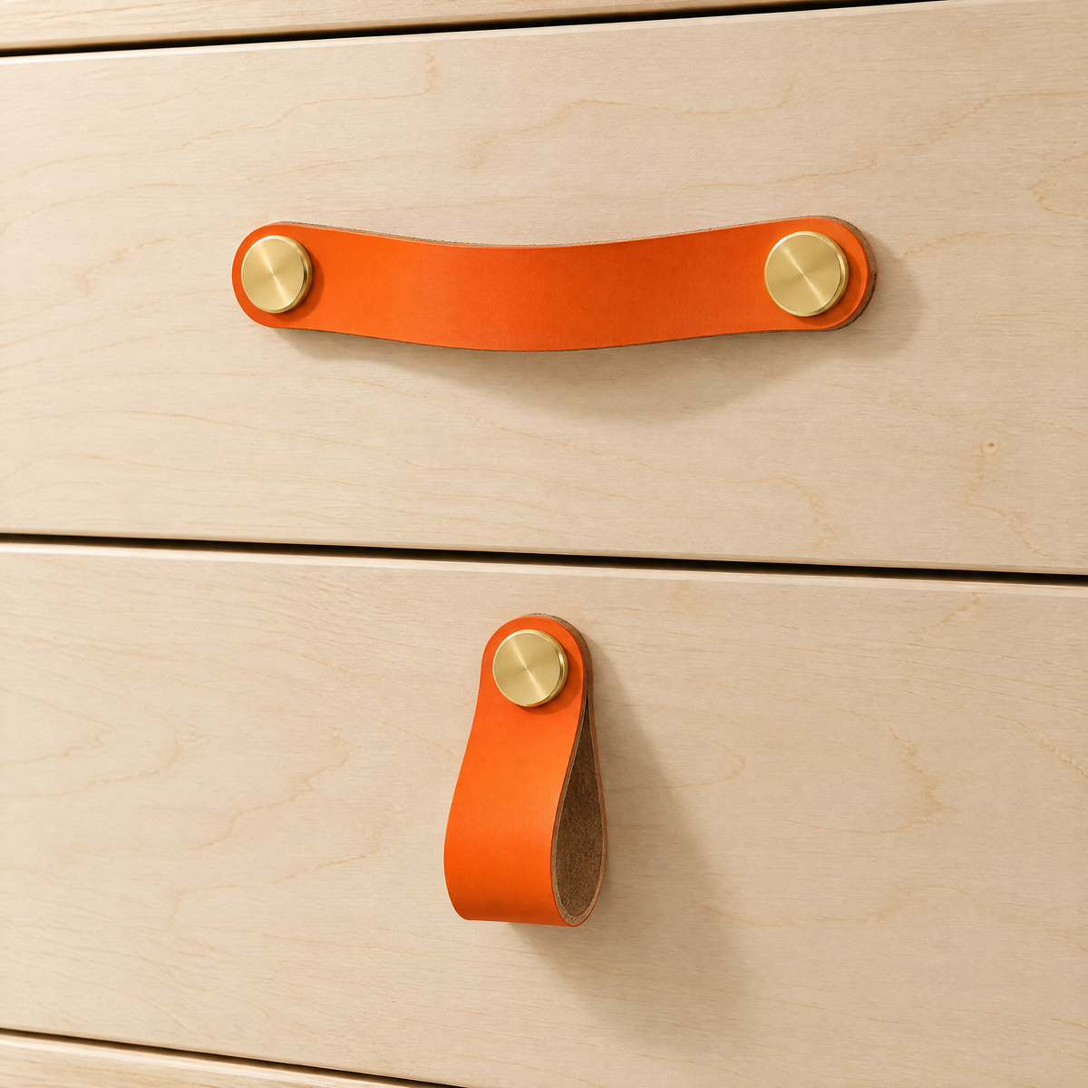 Möbelgriffe in Lederoptik in Orange, Griff mit zwei Löchern und Einlochgriff an einer Schublade