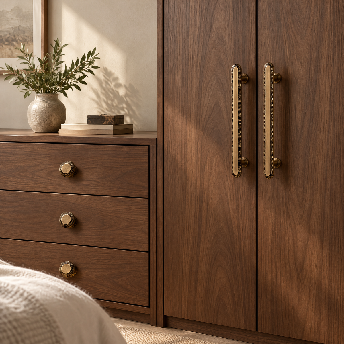 Vintage Schrankgriffe in Messingoptik am Kleiderschrank und passende Knöpfe an der Kommode aus Nussbaum