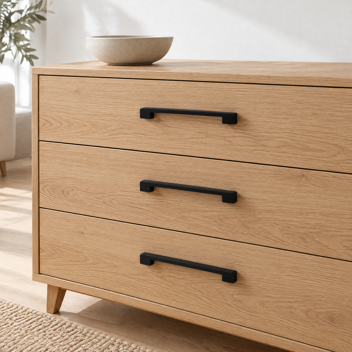 Schwarze Möbelgriffe 9013 aus Edelstahl an einem Sideboard aus heller Eiche