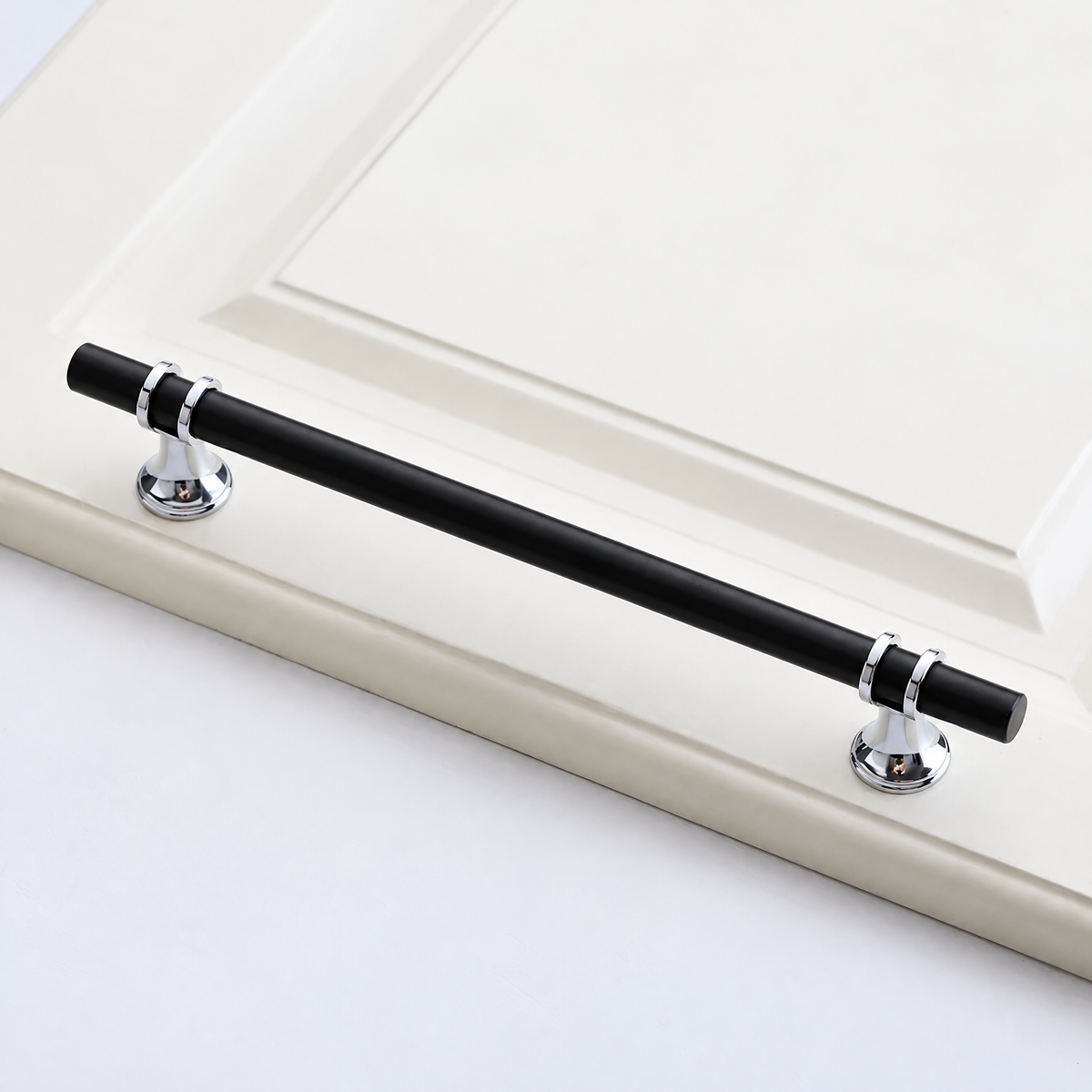 Möbelgriff Schwarz-Silber mit Lochabstand 160 mm