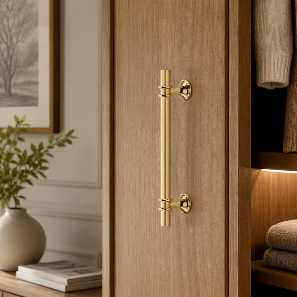 Goldener Griff an einem Holzschrank