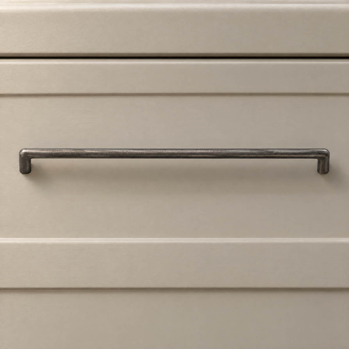 Langer Stangengriff in Antiknickel mit Lochabstand 320 mm an einer breiten beigen Schublade