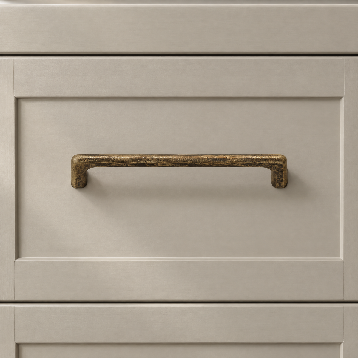 Stangengriff in Antikbronze mit Lochabstand 96 mm an einer beigen Schublade