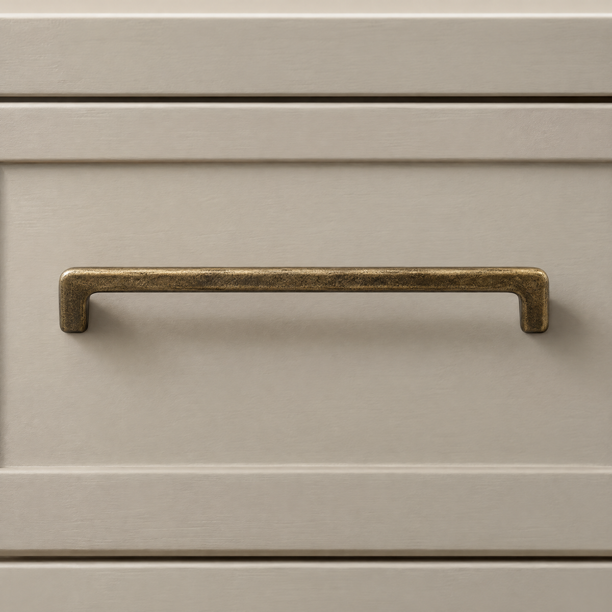 Stangengriff in Antikbronze mit Lochabstand 160 mm an einer beigen Schublade