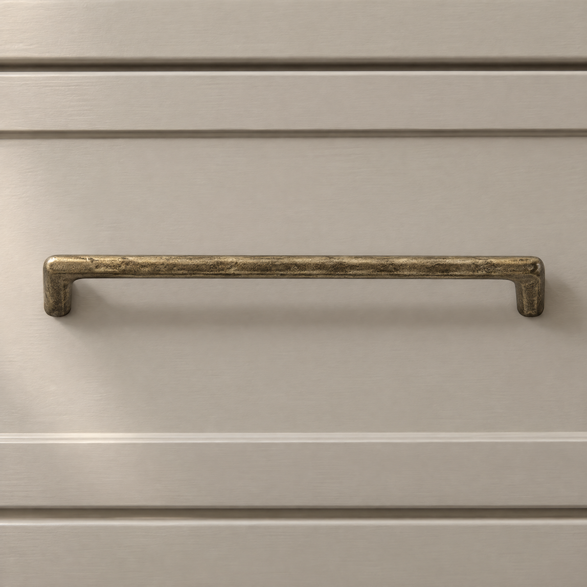 Stangengriff in Antikbronze mit Lochabstand 192 mm an einer beigen Schublade