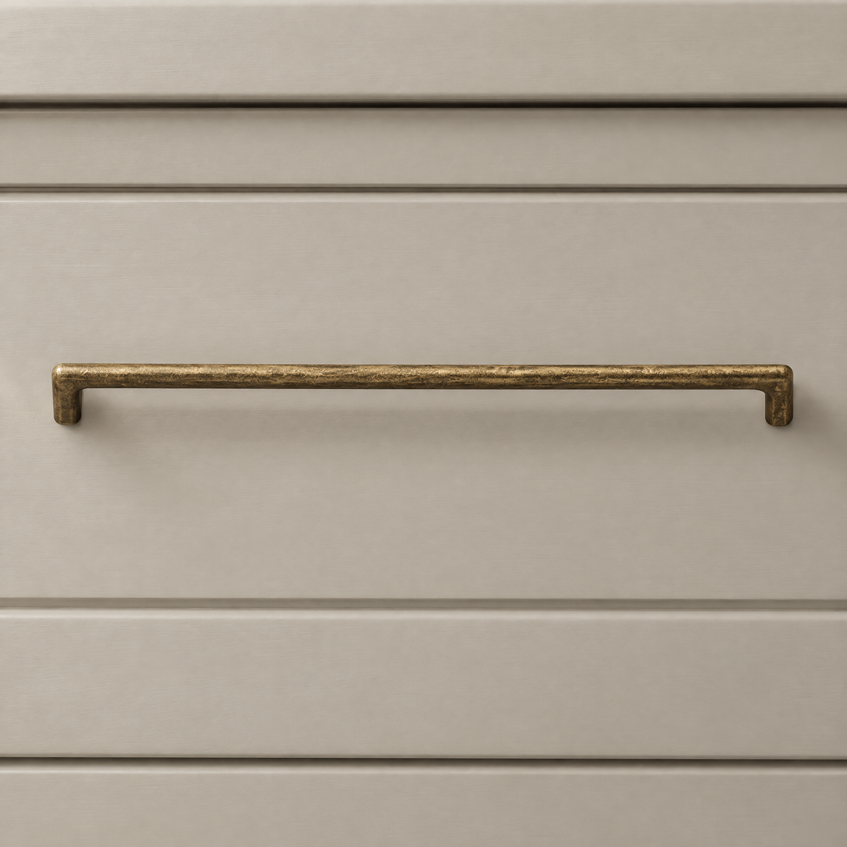 Langer Stangengriff in Antikbronze mit Lochabstand 320 mm an einer breiten beigen Schublade