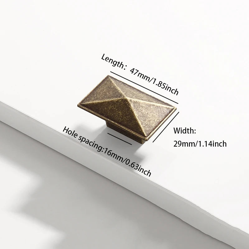 Maßbild Pyramidenknopf in Antikbronze, 47 x 29 mm, Lochabstand 16 mm