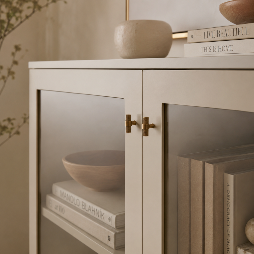 T-Knöpfe in Antikbronze-Optik an einer Vitrine