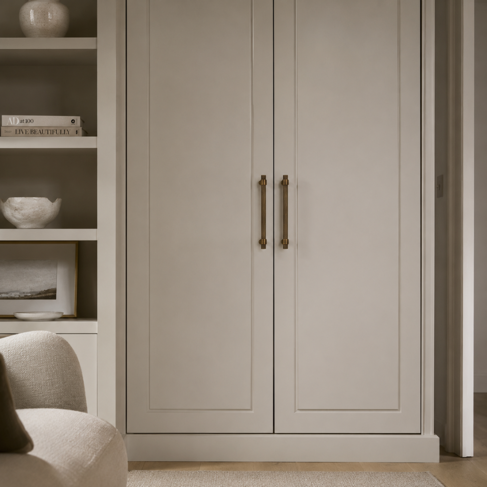 Rändelgriffe in Antikbronze-Optik an einem hellen Einbauschrank
