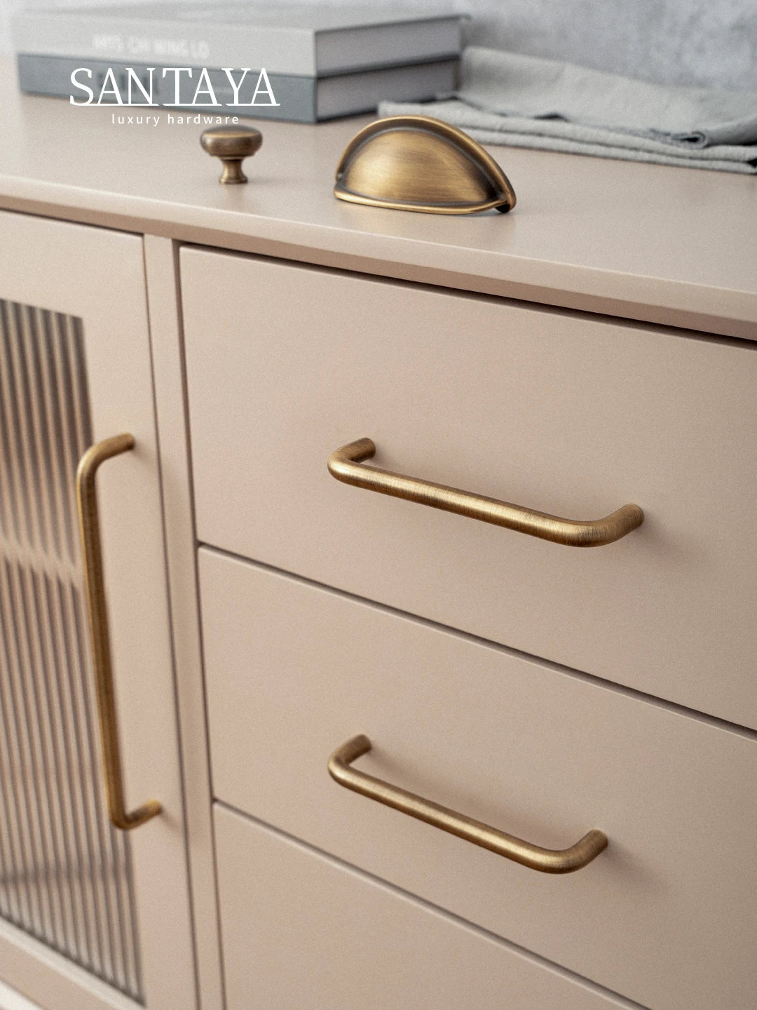 Beiges Sideboard mit Bügelgriffen und Muschelgriff in Antikmessing-Optik
