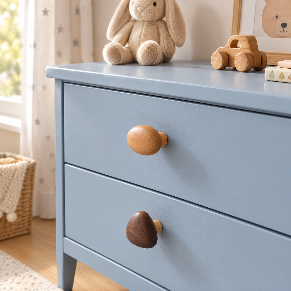 Hellblaue Kinderzimmer-Kommode mit Möbelknopf Ellipse aus Buche und Möbelknopf Dreieck aus Nussbaum