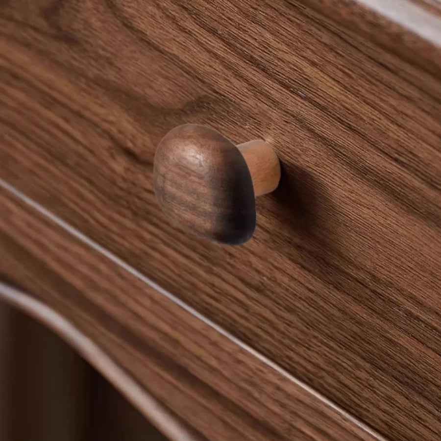 Möbelknopf aus Nussbaum an einer Holzschublade