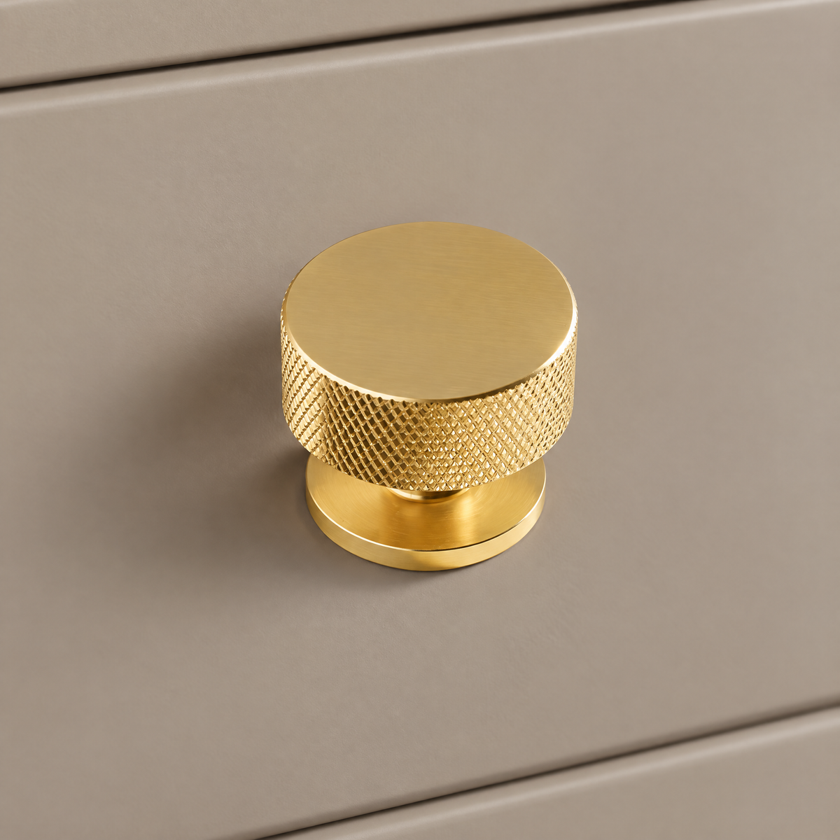 Breiter gerändelter Möbelknopf Ø 3,2 cm in Gold an taupefarbener Schublade