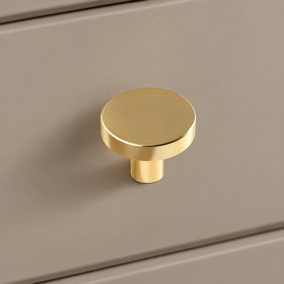 Runder glatter Möbelknopf Ø 2,8 cm in Gold an taupefarbener Schublade