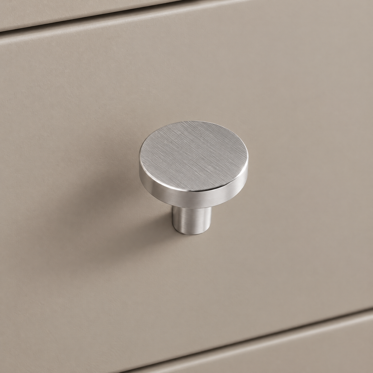 Runder glatter Möbelknopf Ø 2,8 cm in Silber an taupefarbener Schublade