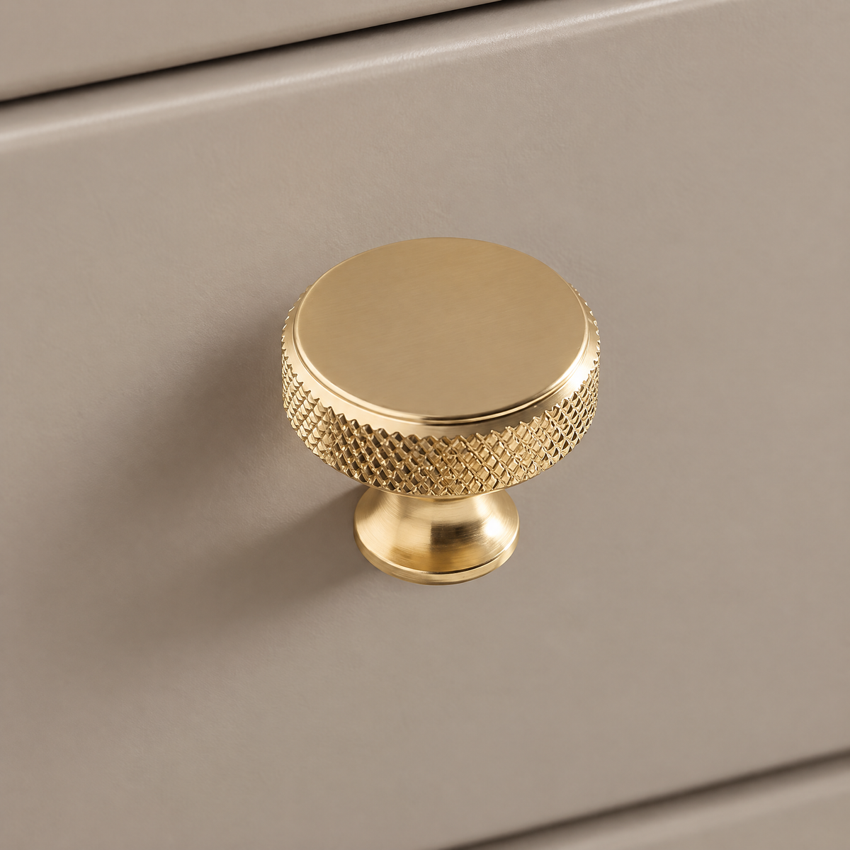 Runder Möbelknopf mit Rändelrand Ø 2,9 cm in Gold an taupefarbener Schublade