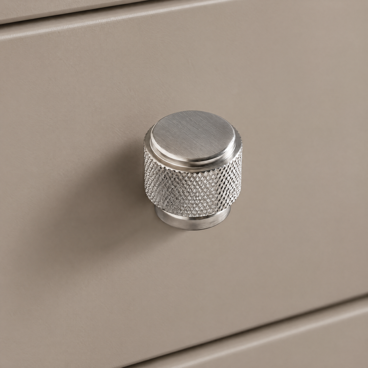 Möbelknopf Zylinder mit Ring Ø 2,5 cm in Silber an taupefarbener Schublade
