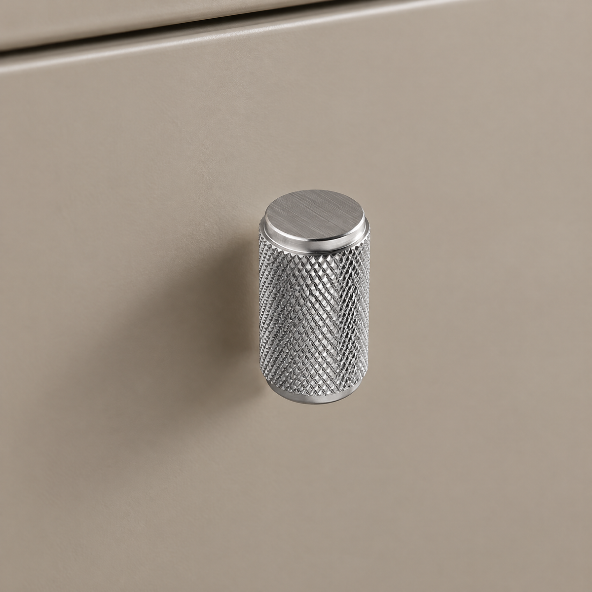 Langer gerändelter Zylinderknopf Ø 2 cm x 3,4 cm in Silber an taupefarbener Schublade