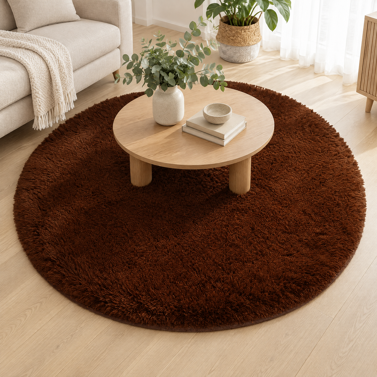 Runder Hochflor-Teppich in Kaffeebraun im Wohnzimmer unter einem niedrigen Couchtisch
