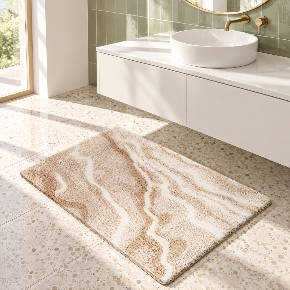Khakifarbene Hochflor-Badematte im Marmor-Look vor einem weißen Waschtisch