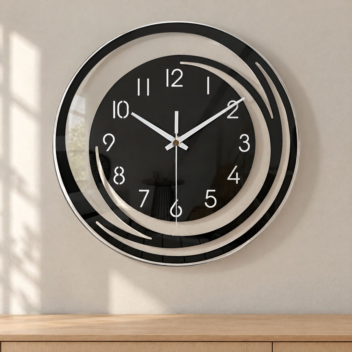 Schwarze Acryl-Wanduhr 30 cm an einer hellen Wohnzimmerwand über einem Sideboard aus Eiche