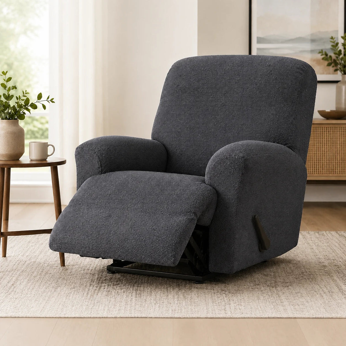 Relaxsessel mit dunkelgrauem Bezug im Wohnzimmer