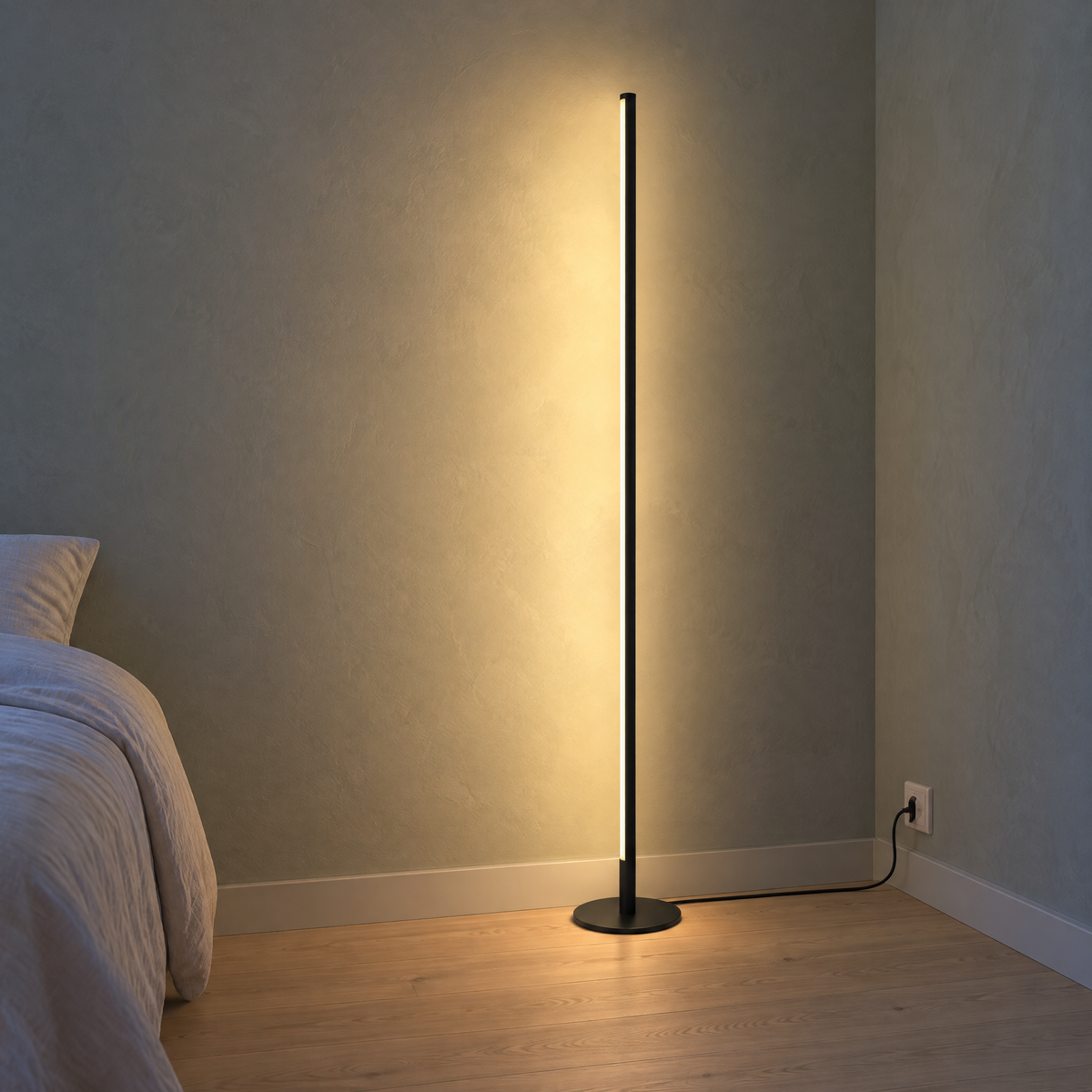 Minimalistische Stehlampe dimmbar in Schwarz als schlanke LED-Lichtleiste im Schlafzimmer, eingeschaltet mit warmem Licht an der Wand
