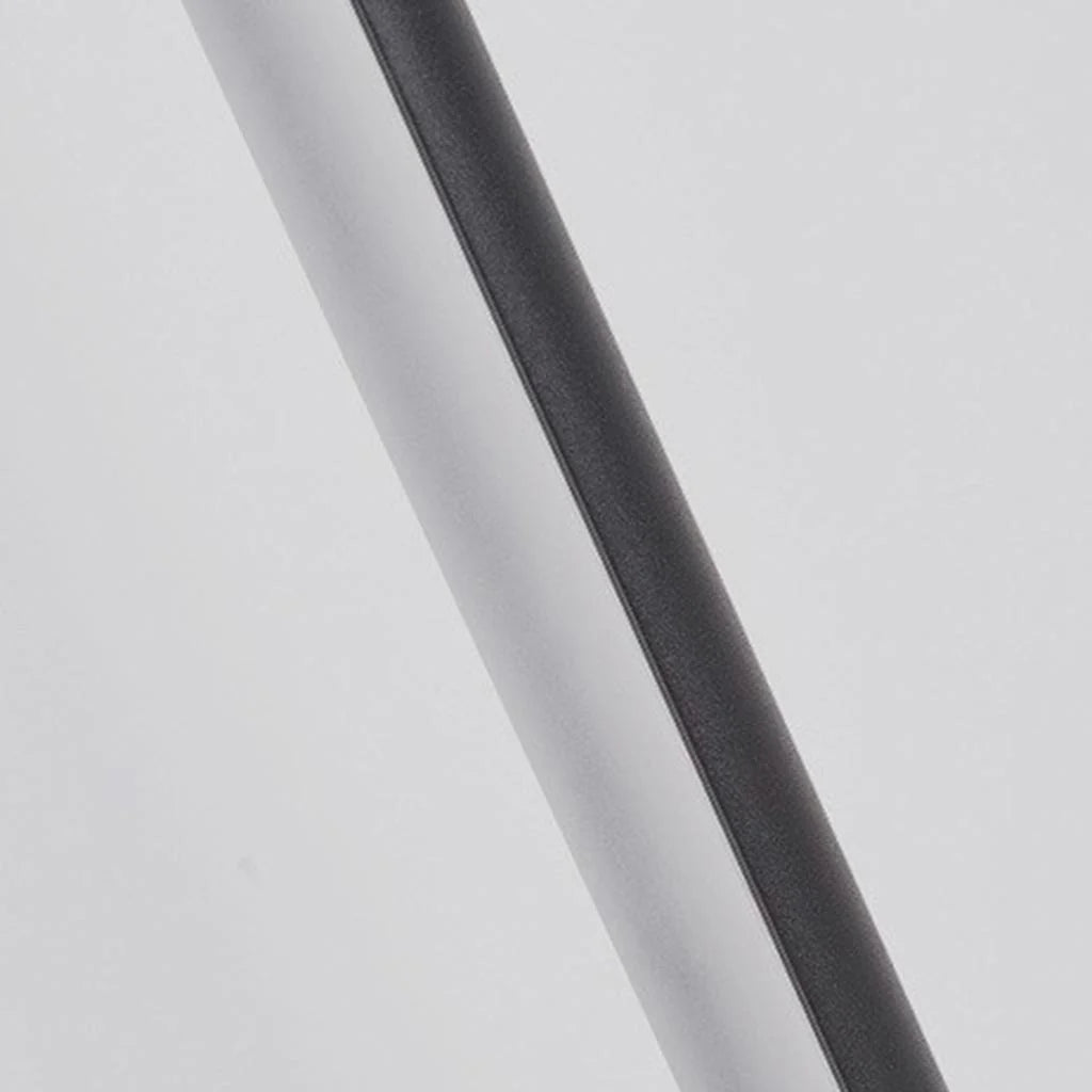 Nahaufnahme von Lichtleiste und schwarzem Stab der LED-Stehlampe