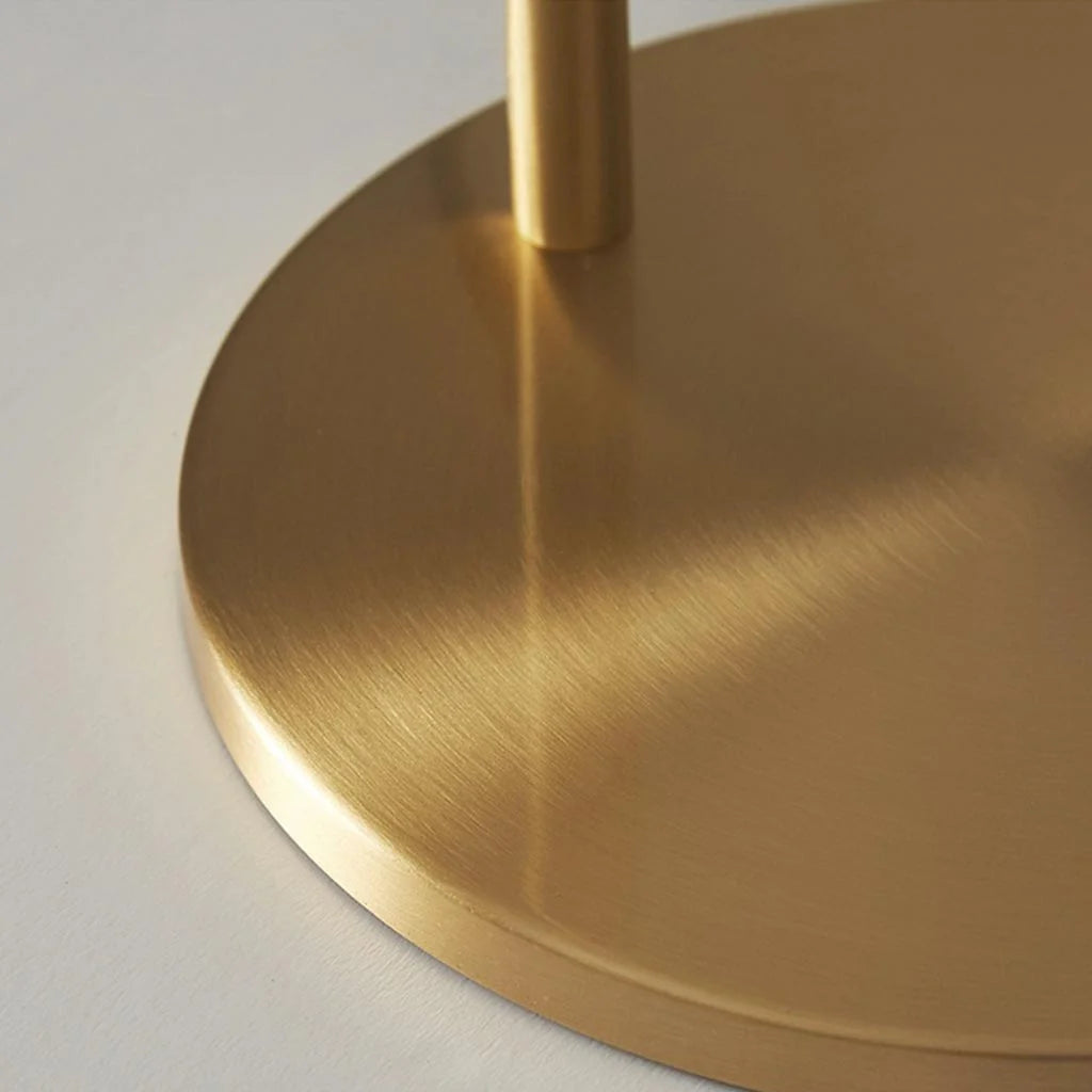 Nahaufnahme des runden goldenen Fußes der Stehlampe