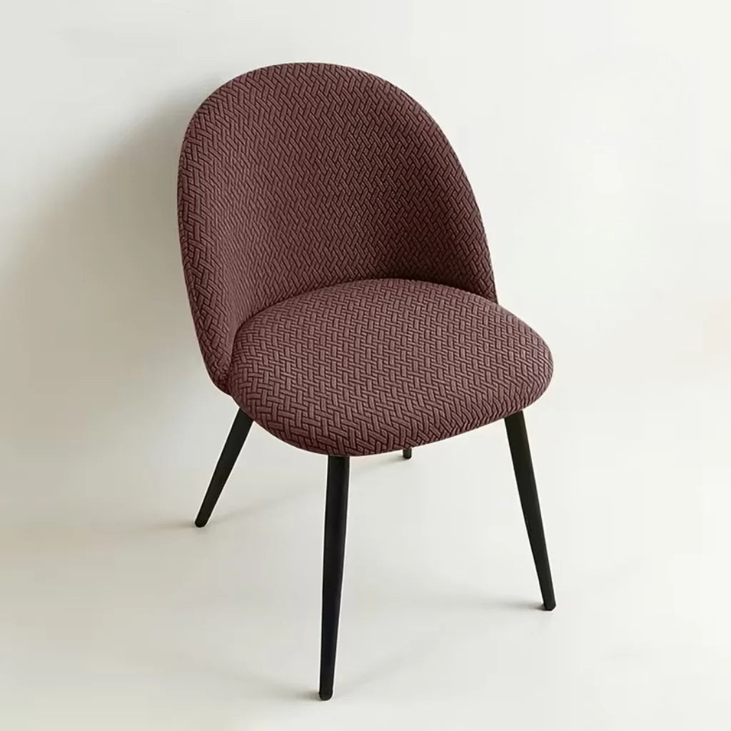 Stuhlhusse in Dunkelbraun auf einem Schalenstuhl