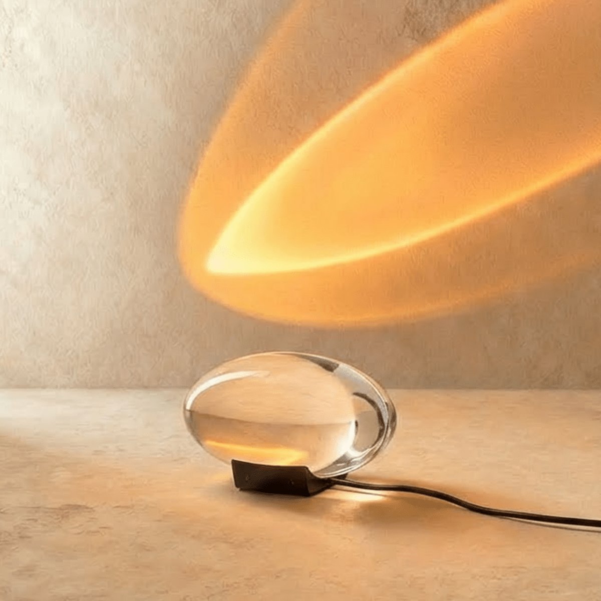 Sunset Lampe mit Sonnenuntergang-Filter: oranger Lichtbogen an der Wand