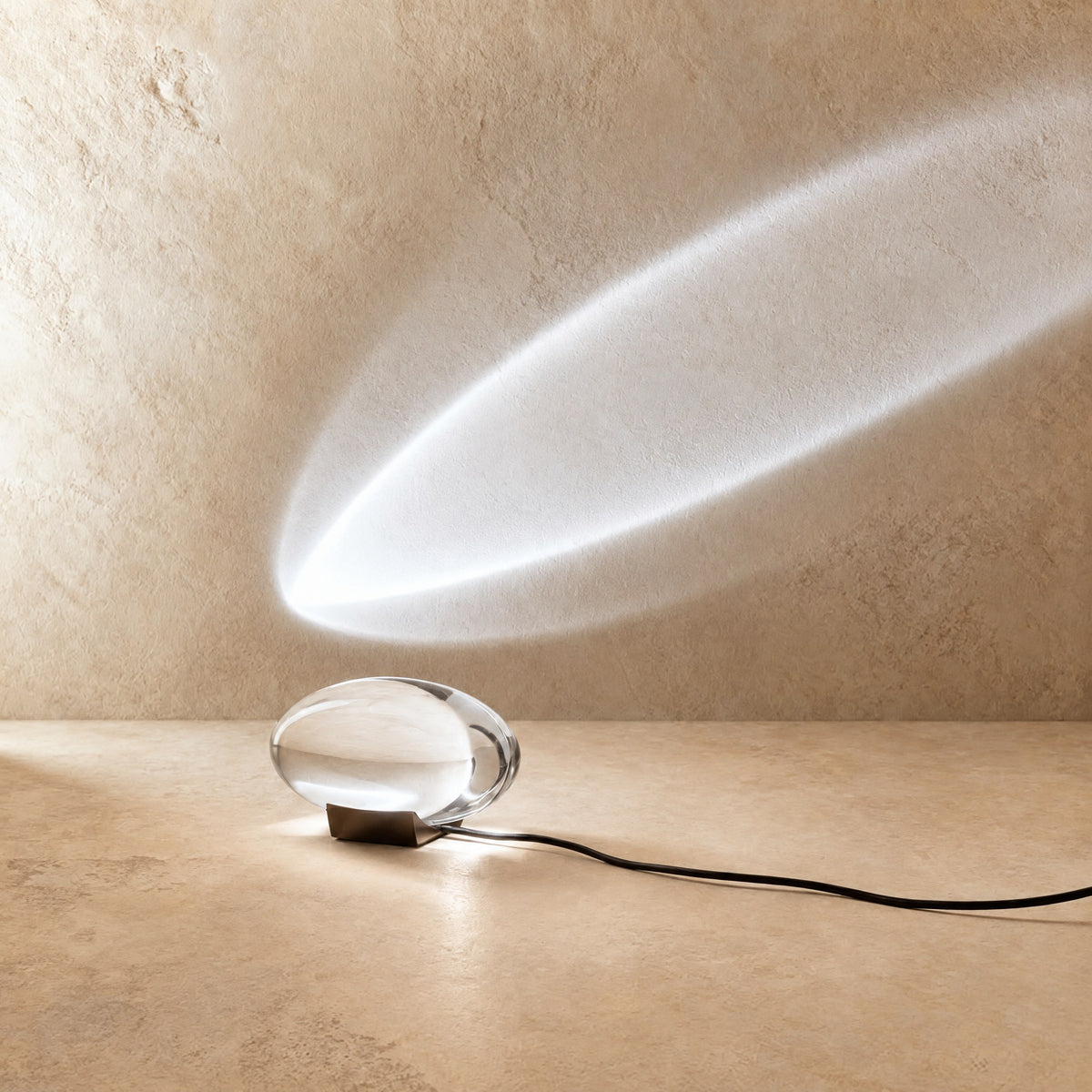 Sunset Lampe mit kaltweißem Lichtbogen, der aus dem Acrylkörper austritt