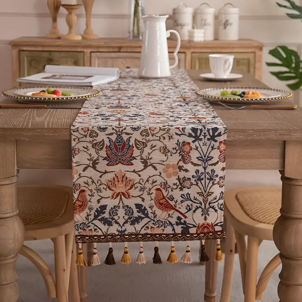 Vorderansicht des Tischläufers auf einem Holztisch mit Kanne und Tasse