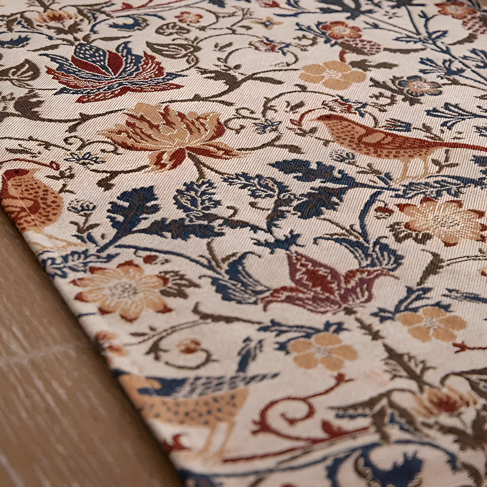Detail des Jacquard-Musters mit Blumen und Vögeln