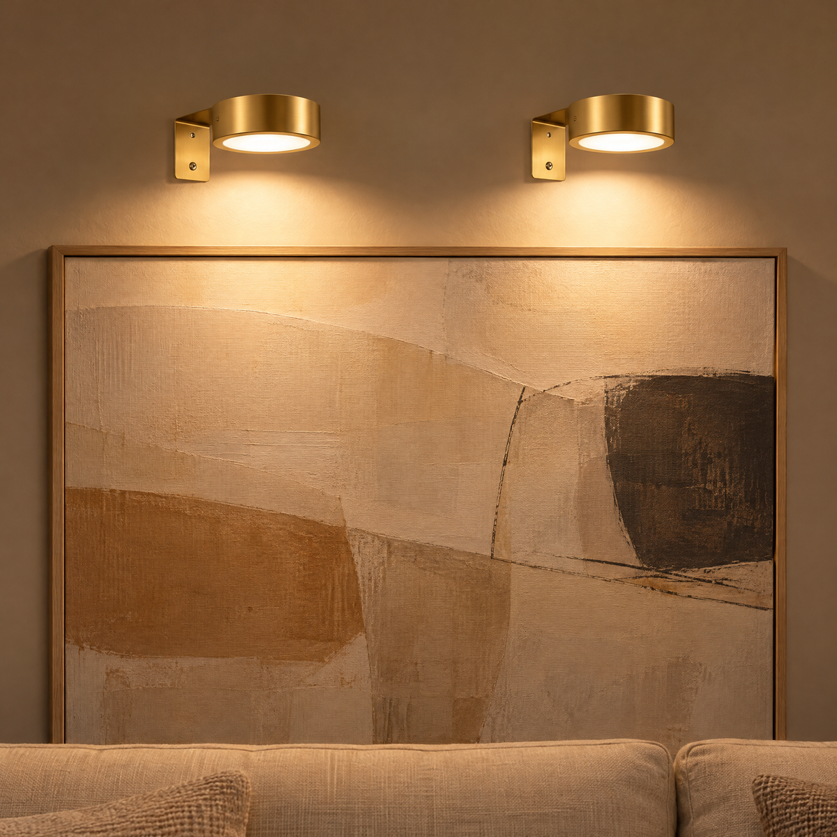 Wandleuchte Akku in Gold: zwei kabellose LED Bilderleuchten beleuchten ein großes Wandbild im Wohnzimmer
