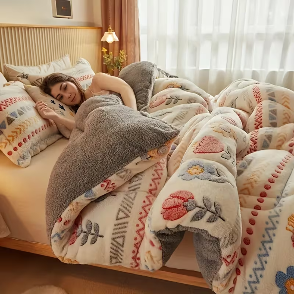 Bettdecke im Boho-Design mit grauer Plüsch-Unterseite im Schlafzimmer