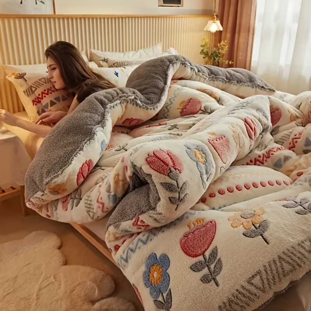 Frau unter einer Boho-Winterbettdecke mit grauer Plüsch-Unterseite