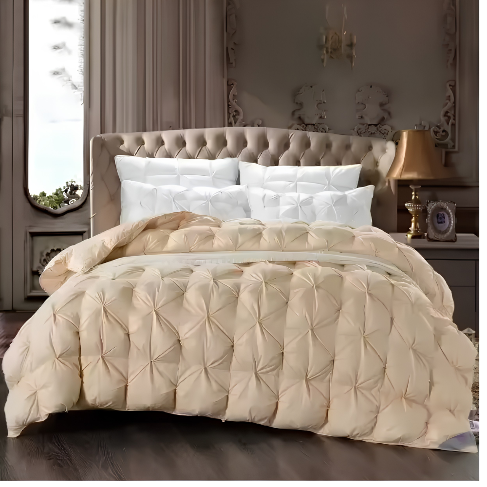Goldfarbene Steppdecke auf dem Bett in einem eleganten Schlafzimmer