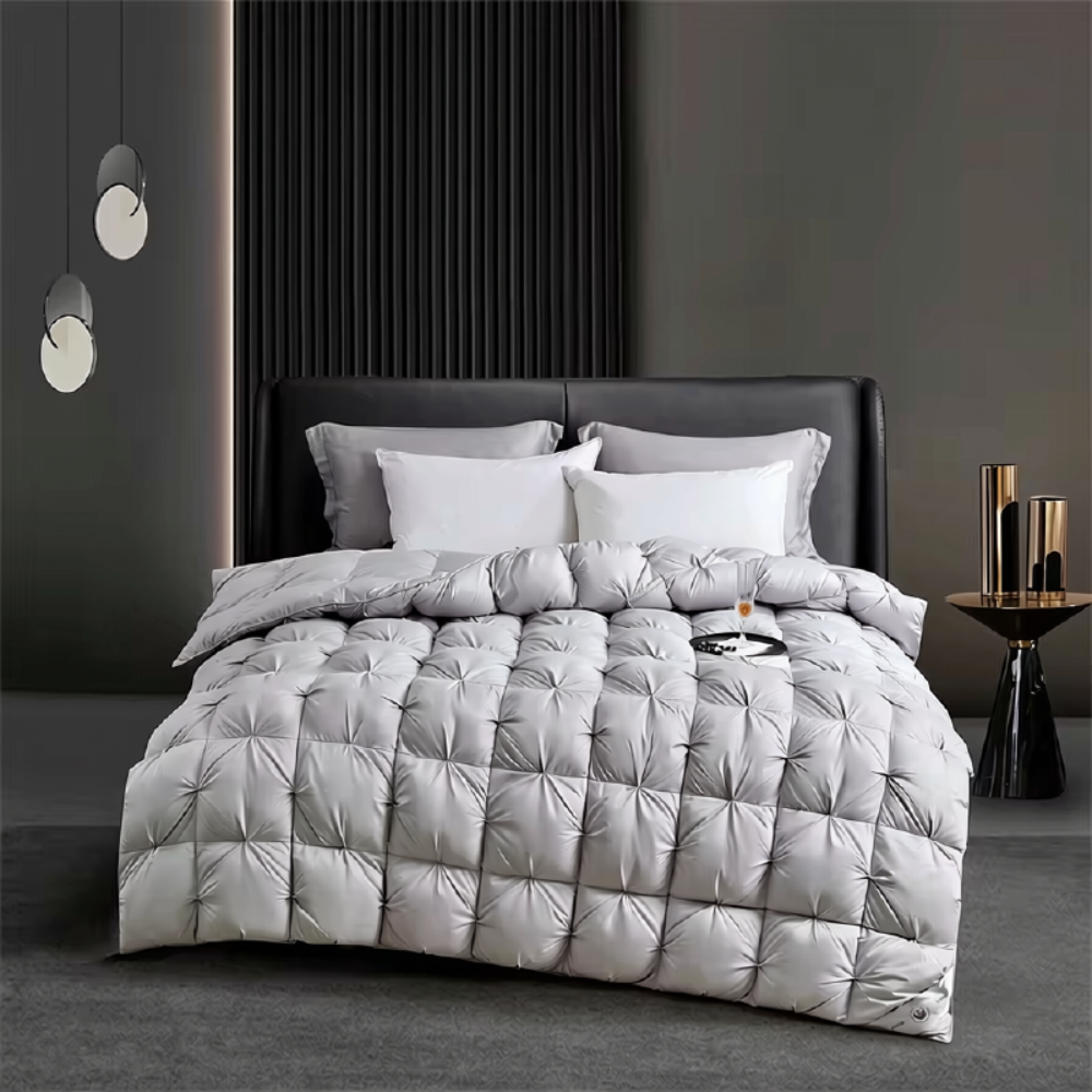 Graue Winterbettdecke mit Karosteppung im Schlafzimmer