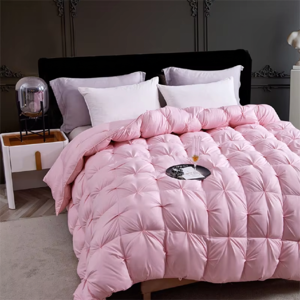 Rosa Winterbettdecke auf dem Bett im Schlafzimmer