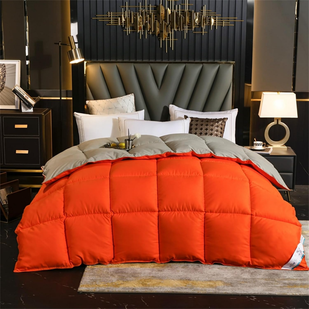 Orangerote Bettdecke mit grauer Unterseite im Schlafzimmer