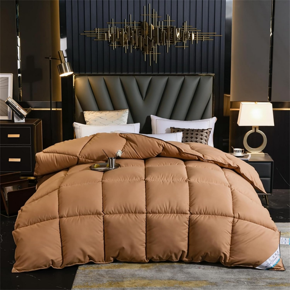Camelfarbene Winterbettdecke auf dem Bett im Schlafzimmer