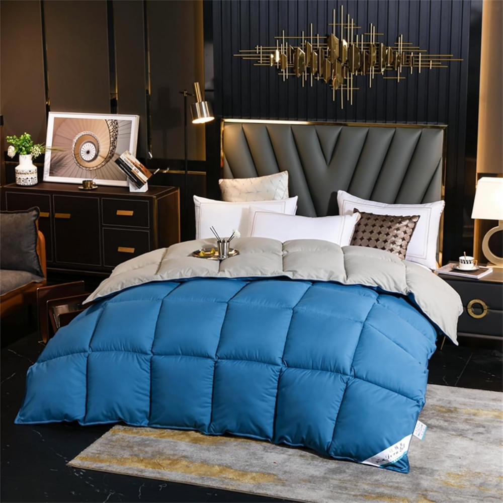 Königsblaue Bettdecke mit grauer Unterseite im Schlafzimmer