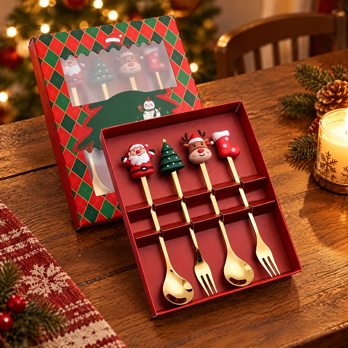 4er Set Kaffeelöffel und Kuchengabeln mit Weihnachtsmann, Tannenbaum, Rentier und Stiefel in roter Geschenkbox auf dem Esstisch