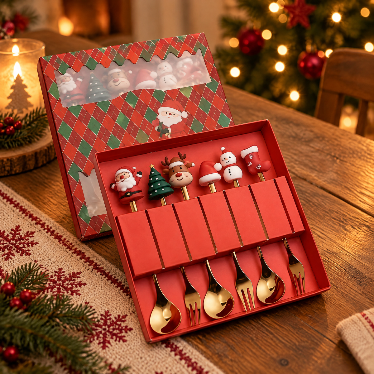 6er Set Weihnachtsbesteck Rot mit Weihnachtsmann, Tannenbaum, Rentier, Pilz, Schneemann und Stiefel in roter Geschenkbox auf dem festlichen Tisch