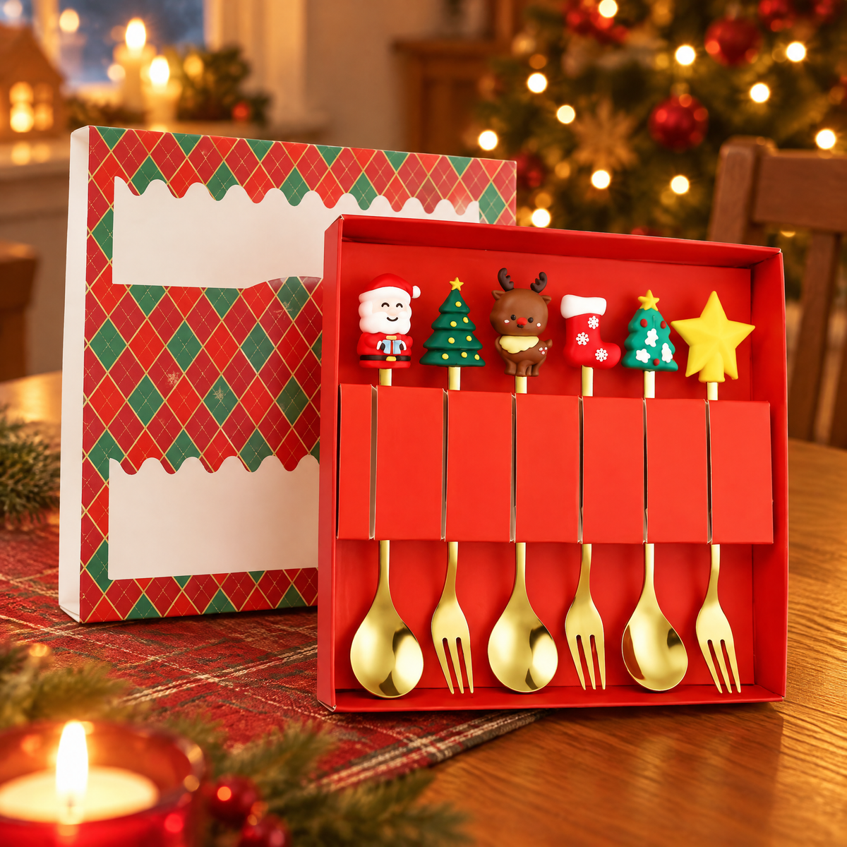 6er Set Weihnachtsbesteck Rot B mit Weihnachtsmann, Tannenbaum, Rentier, Stiefel, Tannenbaum und Stern in roter Geschenkbox am Abend