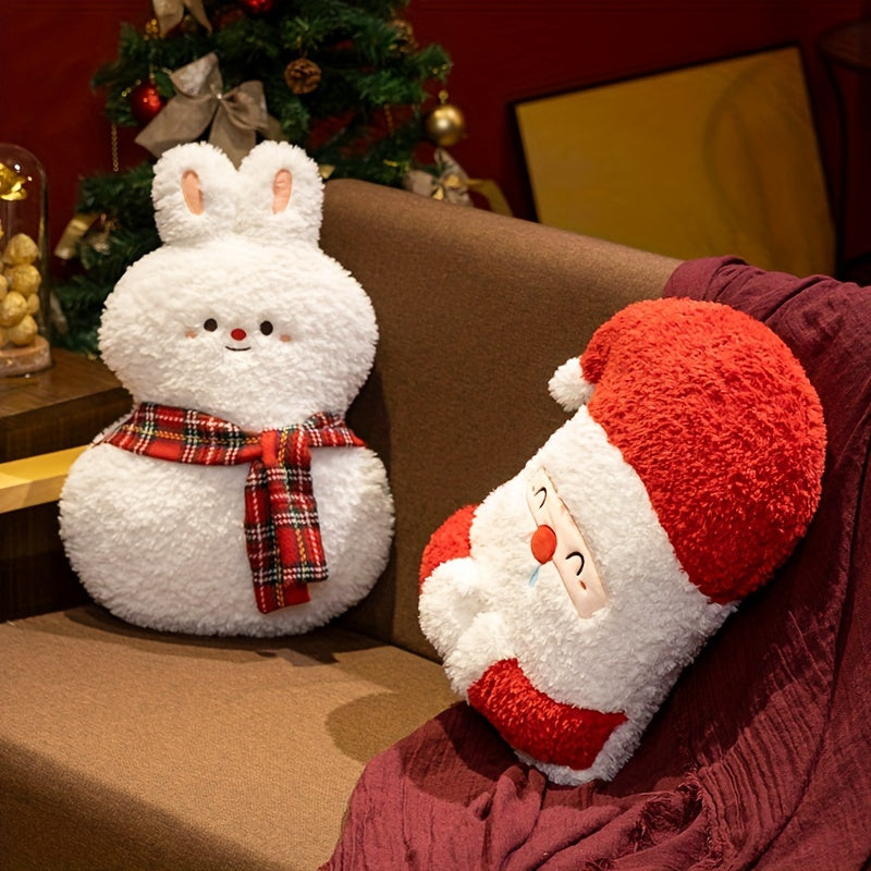 Weihnachtskissen Schneehase und Weihnachtsmann auf einem braunen Sofa vor dem Weihnachtsbaum